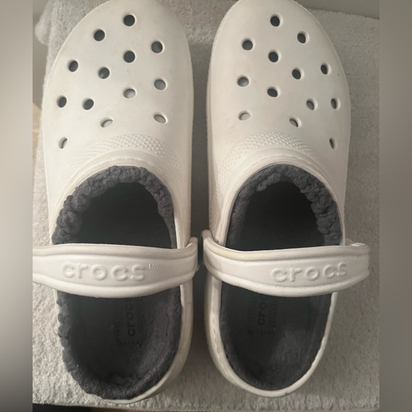 M10/W/12 CROCS Women's White Fuzzy Lined Moccasins - Picture 2 of 5